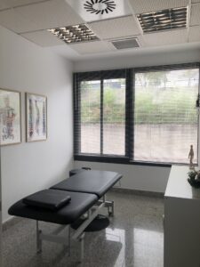 Sesión de fisioterapia en FISyOS VITA con terapeuta especializado